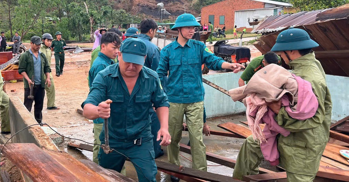 Mưa dông quật sập, tốc mái 11 căn nhà ở Lâm Đồng