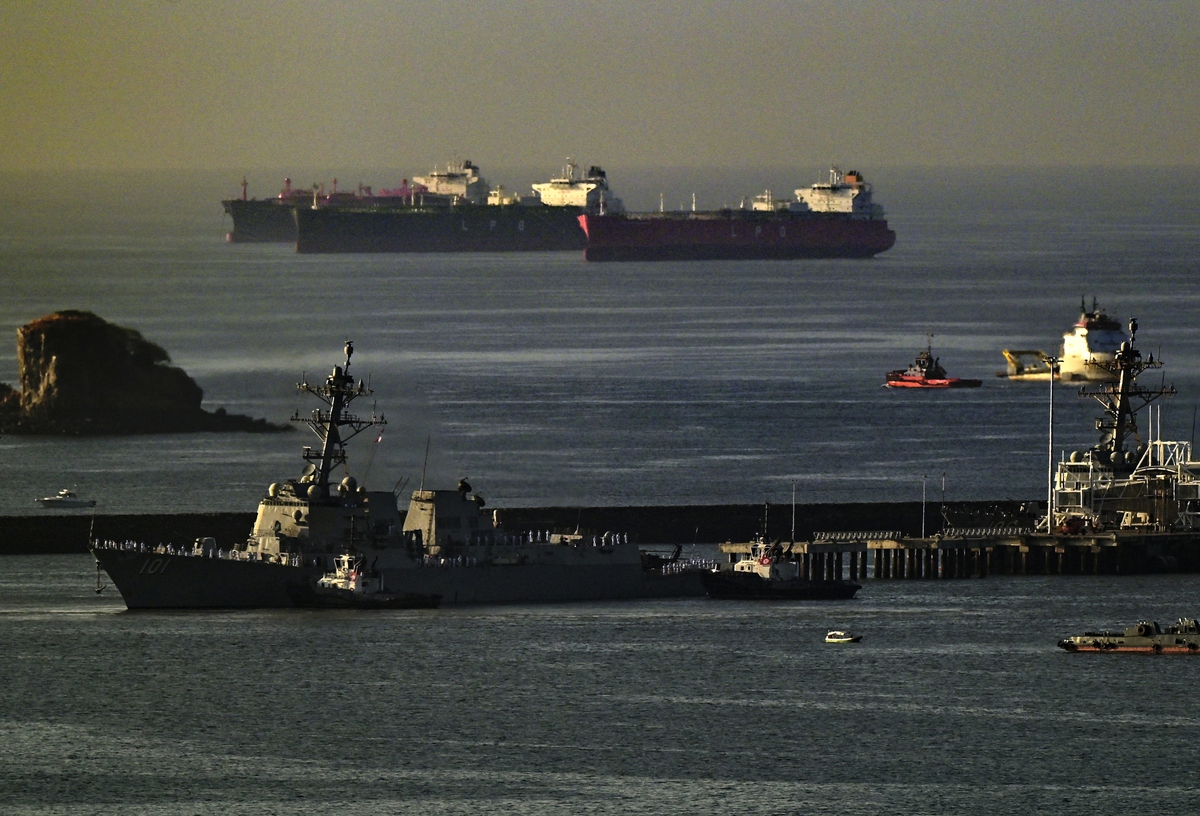 Mỹ dùng tàu khu trục chặn tàu dầu rời Iran, huy động 10.000 binh sĩ phong tỏa Hormuz