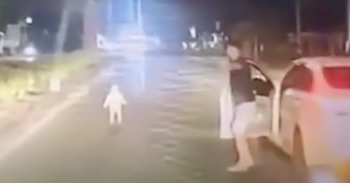 Bé gái đi lạc giữa đường được tài xế ô tô cứu kịp thời