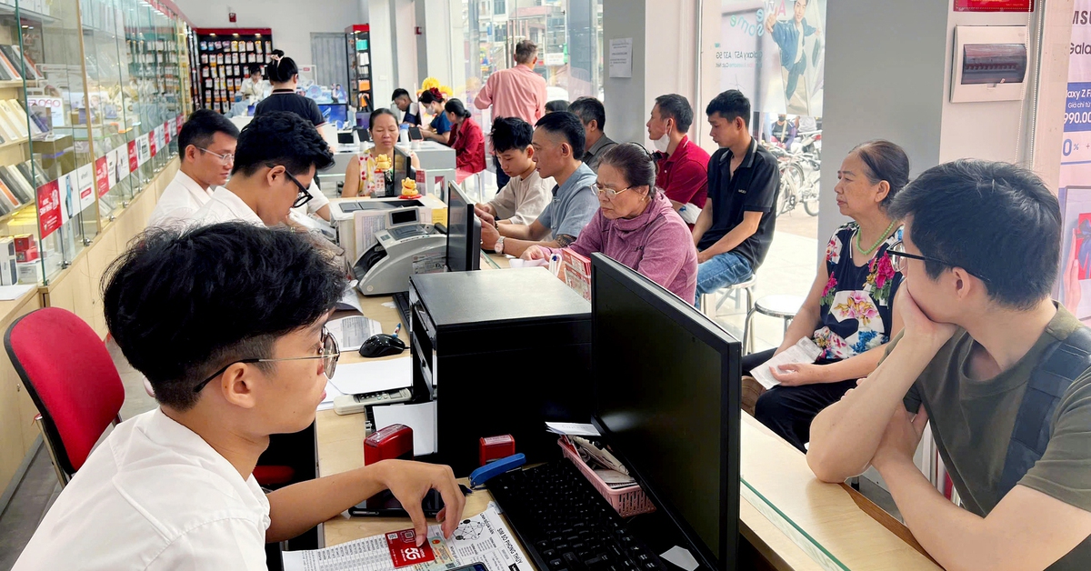 Người dân đến kín điểm giao dịch chờ xác thực SIM chính chủ