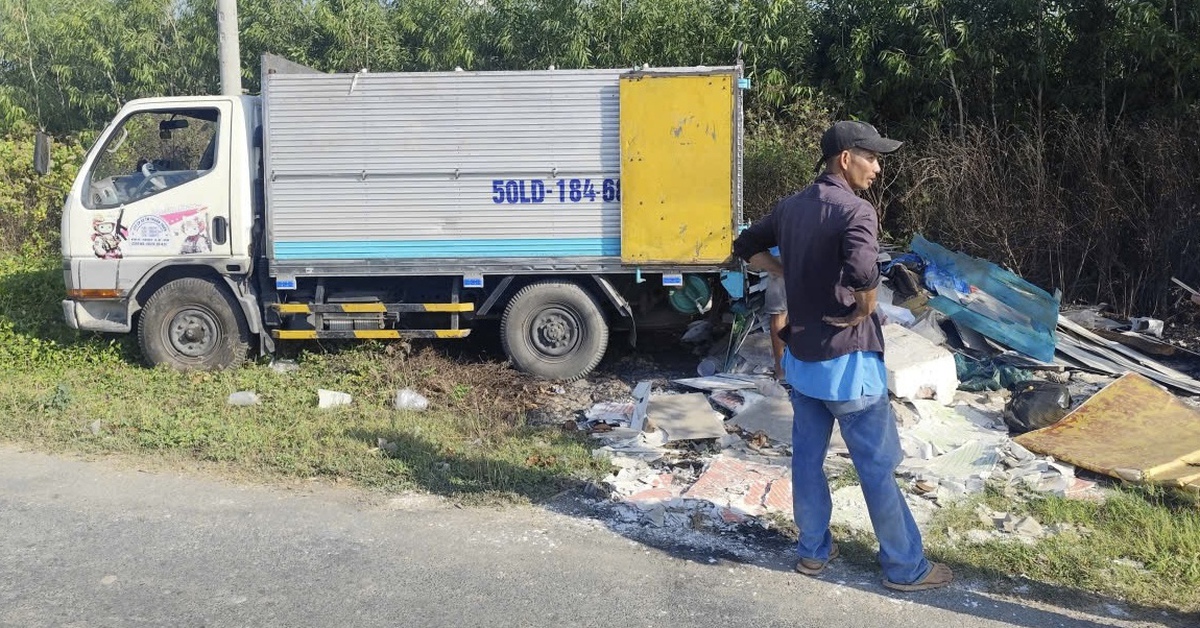 Chở gần 800kg rác đem đổ bậy, người thanh niên ở Cần Thơ bị phạt 3,5 triệu đồng