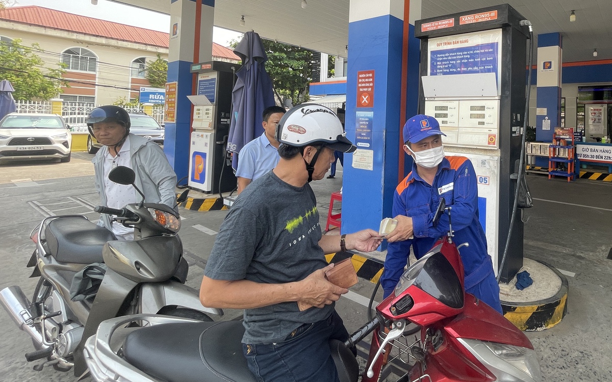 Người dân Đà Nẵng bắt đầu đổ xăng sinh học E10 tại 4 điểm, giá rẻ hơn gần 500 đồng/lít