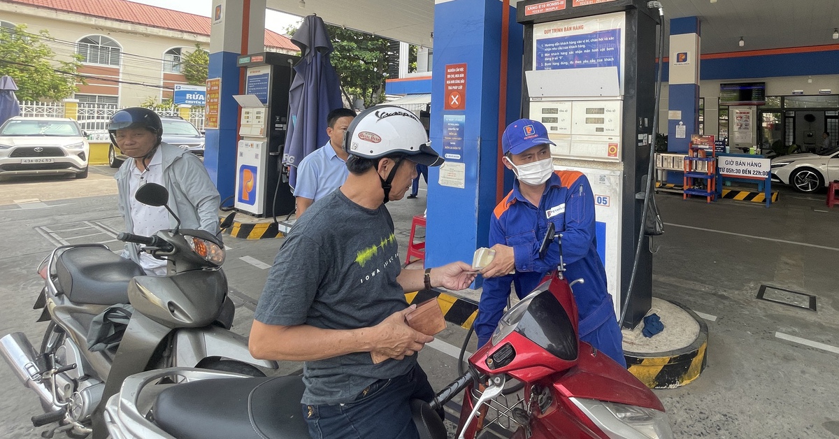 Người dân Đà Nẵng bắt đầu đổ xăng sinh học E10 tại 4 điểm, giá rẻ hơn gần 500 đồng/lít