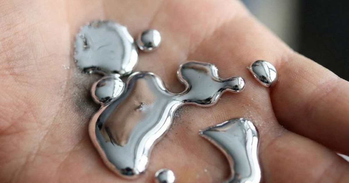 Kim loại tan chảy trong bàn tay thách thức hiểu biết khoa học