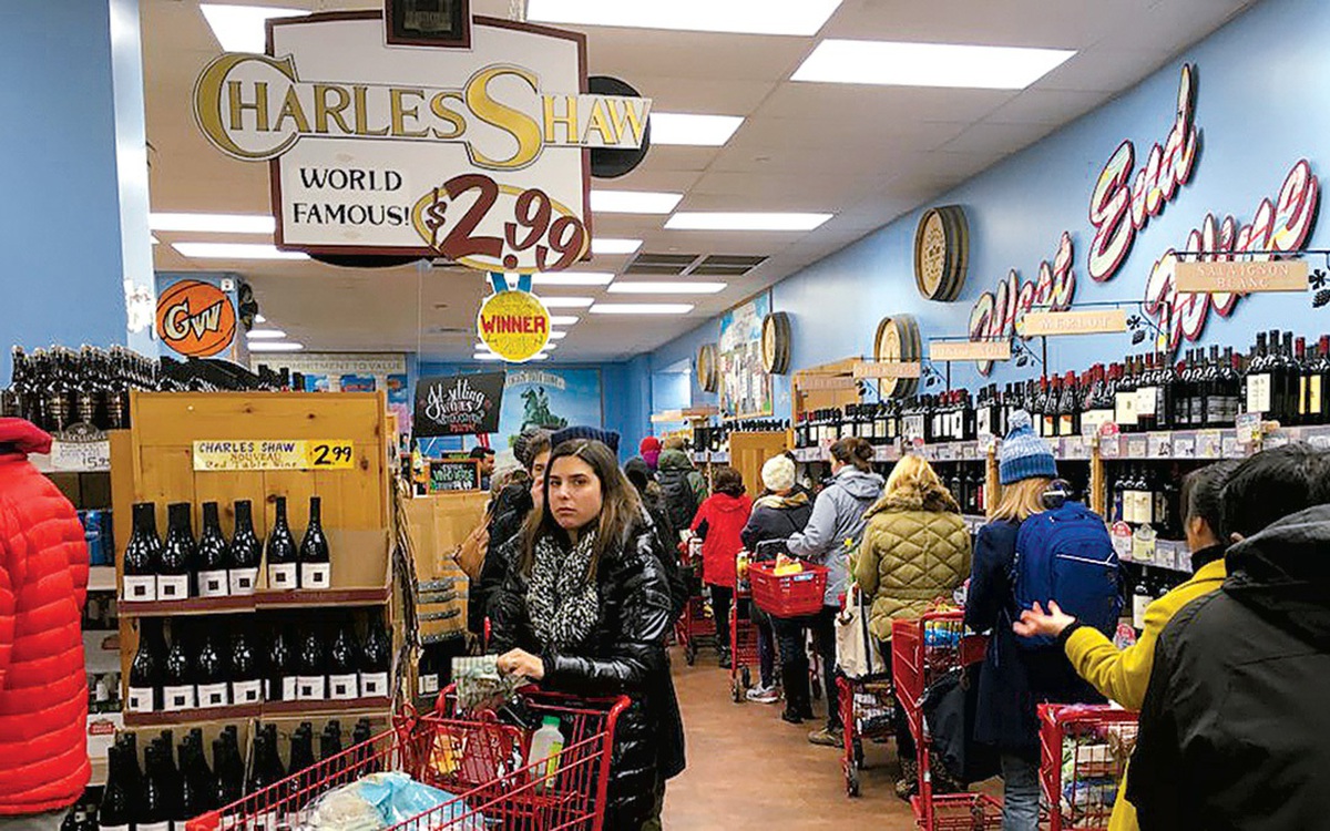 Người tiêu dùng Mỹ chật vật với làn sóng phí ẩn và phụ phí mới