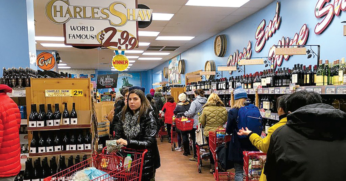 Người tiêu dùng Mỹ chật vật với làn sóng phí ẩn và phụ phí mới