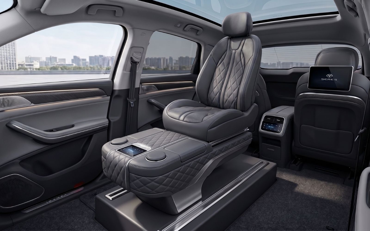 Ô tô có 'toilet ẩn' gây tranh cãi