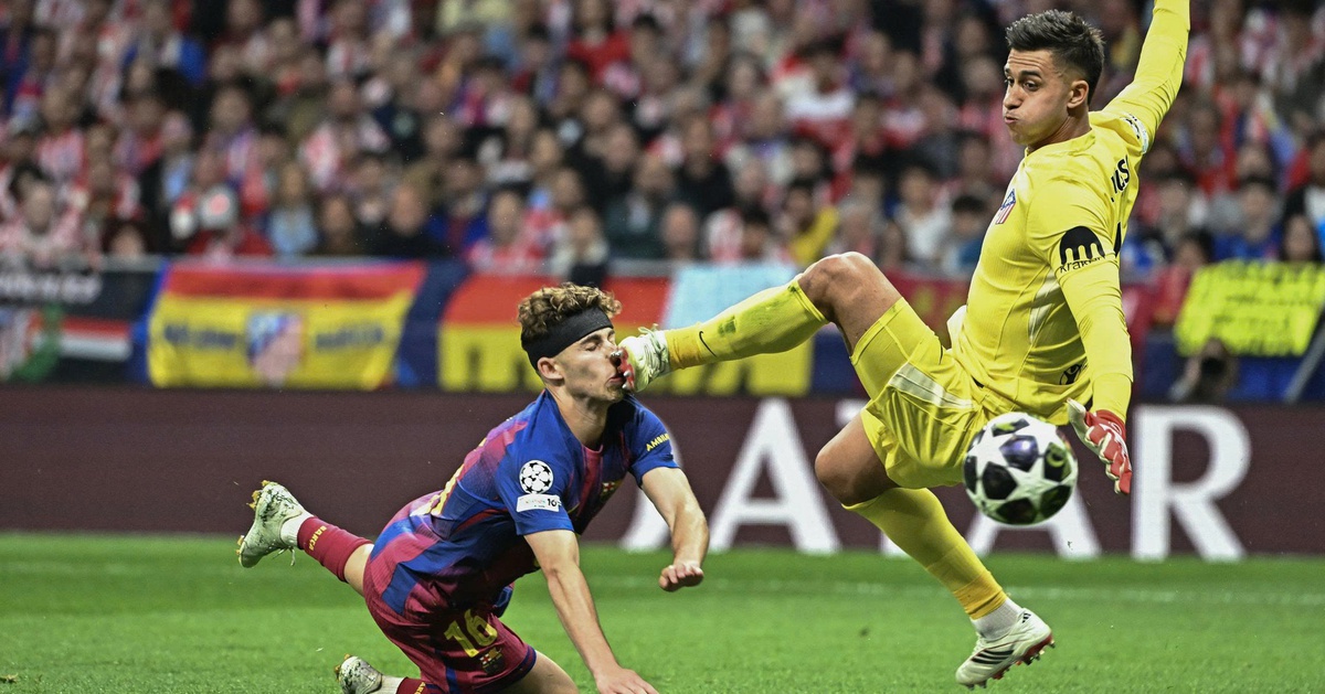 Ngôi sao Barca lãnh trọn cú đạp vào mặt, máu ròng ròng trên sân