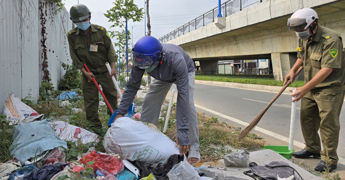 Công an phường Bình Trưng phạt tiền và buộc người vứt rác bừa bãi phải thu dọn