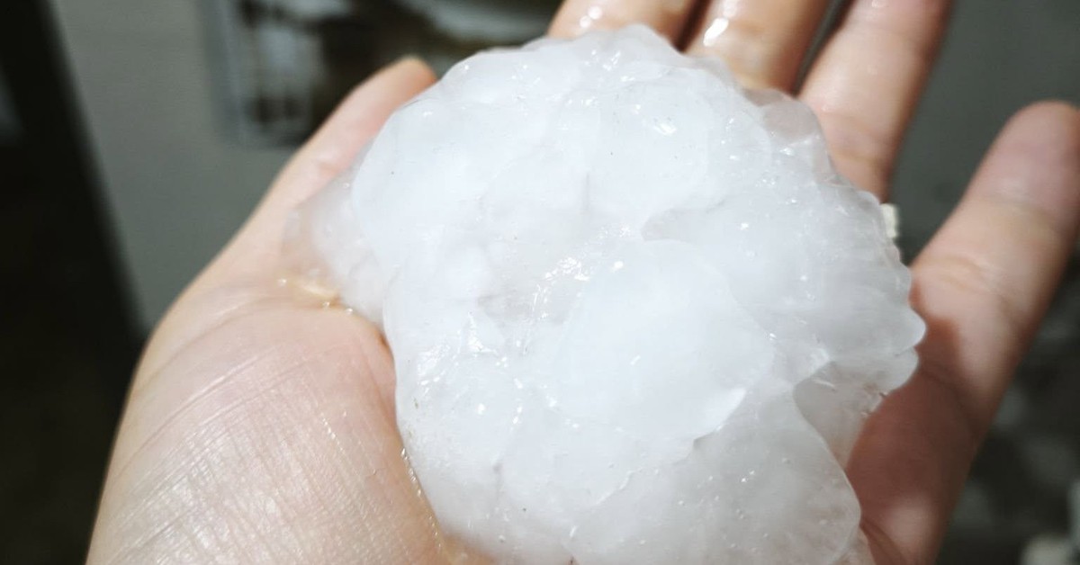 Mưa đá to bằng nắm tay ở Bắc Hà, Lào Cai