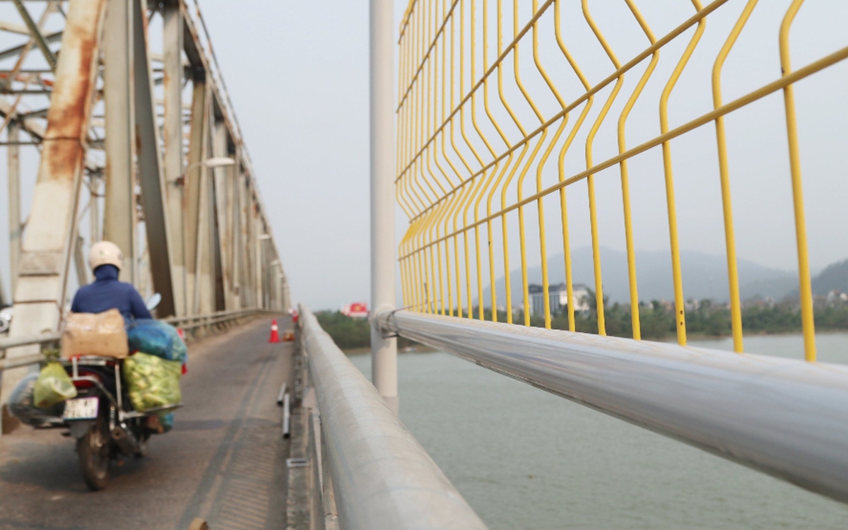 Lắp lưới thép cao 2,5m ở cầu Bến Thủy để ngăn người nhảy cầu