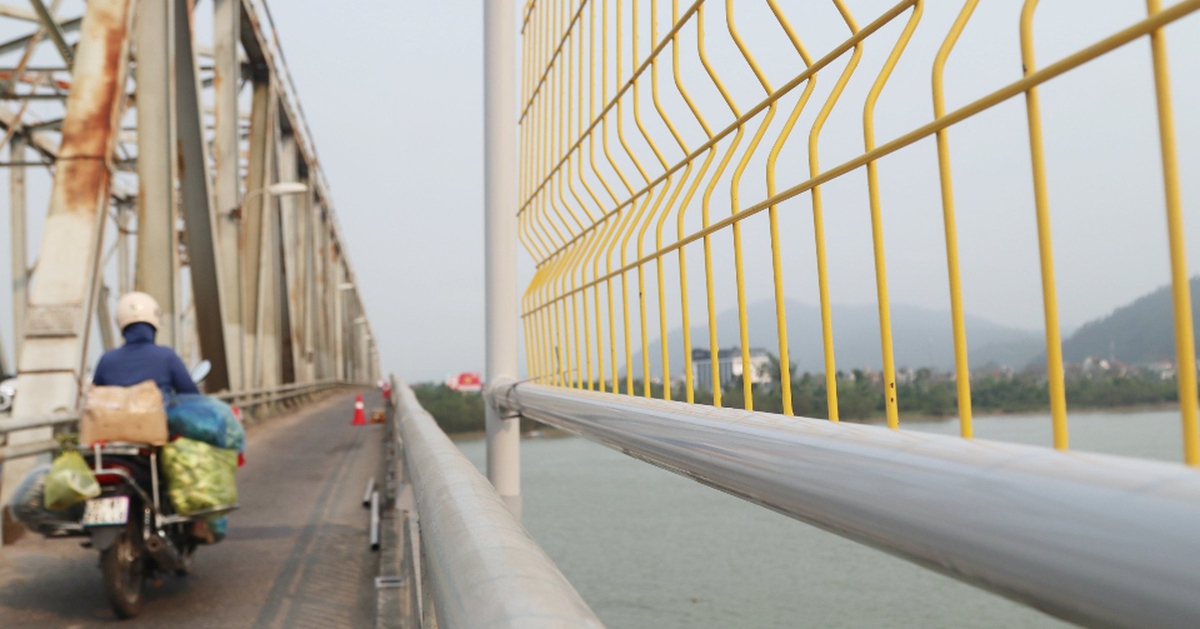 Lắp lưới thép cao 2,5m ở cầu Bến Thủy để ngăn người nhảy cầu