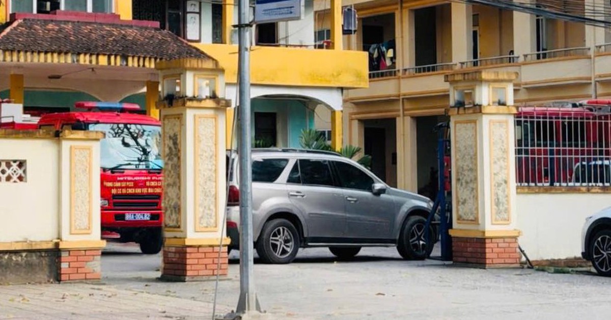 Tài xế đỗ ô tô Mercedes chắn ngang cổng trụ sở cảnh sát giao thông cả buổi chiều