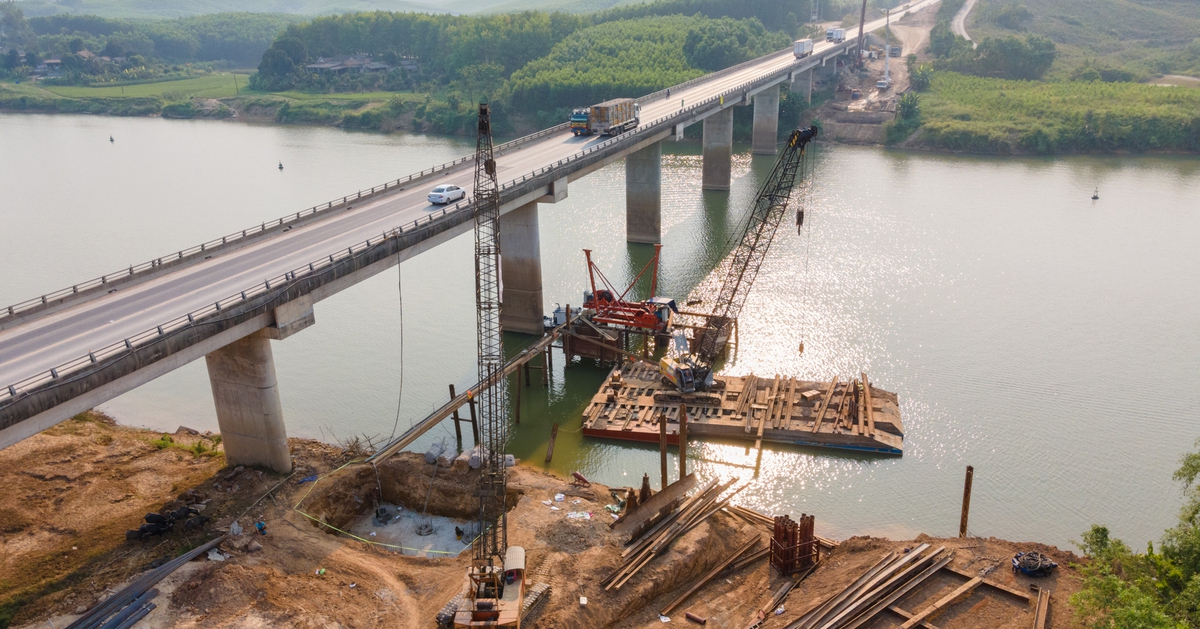 Cao tốc Cam Lộ - La Sơn vượt 'bão giá' và nắng nóng