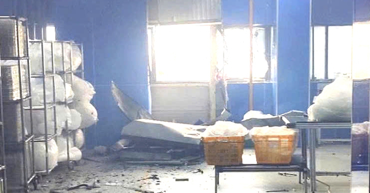 Nổ máy điều hòa khi đang sửa chữa, 2 người bị thương