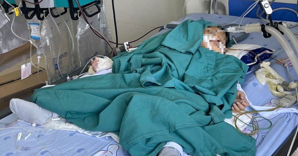 Bé 2 tuổi ngộ độc nặng sau khi nuốt vật màu xanh anh trai mang từ trường về