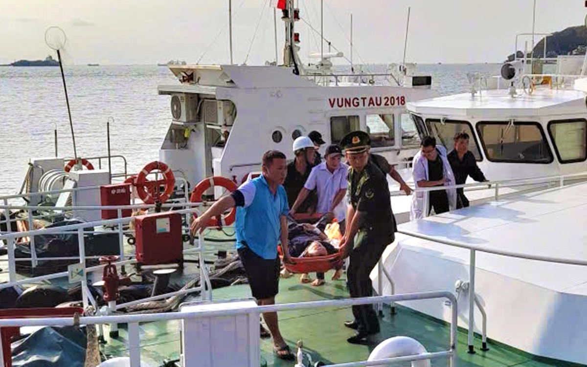 Đưa giám sát viên người Hàn Quốc từ tàu biển vào đất liền cấp cứu