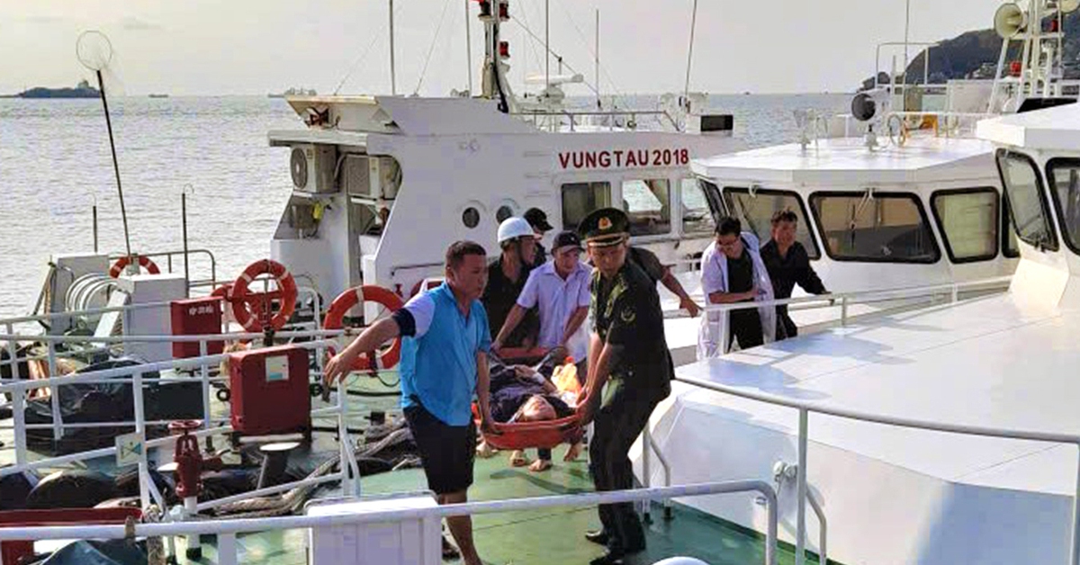 Đưa giám sát viên người Hàn Quốc từ tàu biển vào đất liền cấp cứu