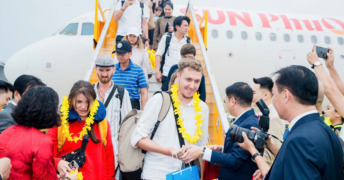 Hàng không tăng chuyến, Nha Trang đón làn sóng khách đổ về dịp lễ