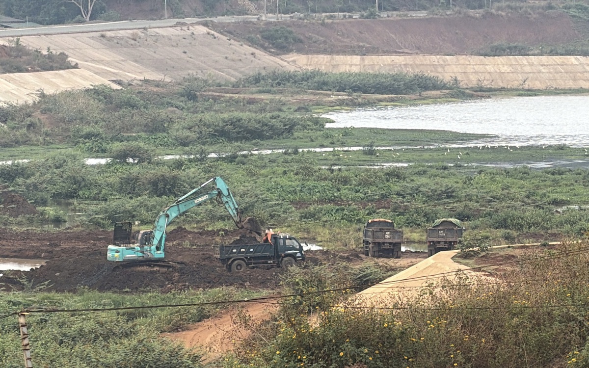 Rầm rộ múc đất lòng hồ thủy lợi, chở đi bán khắp nơi