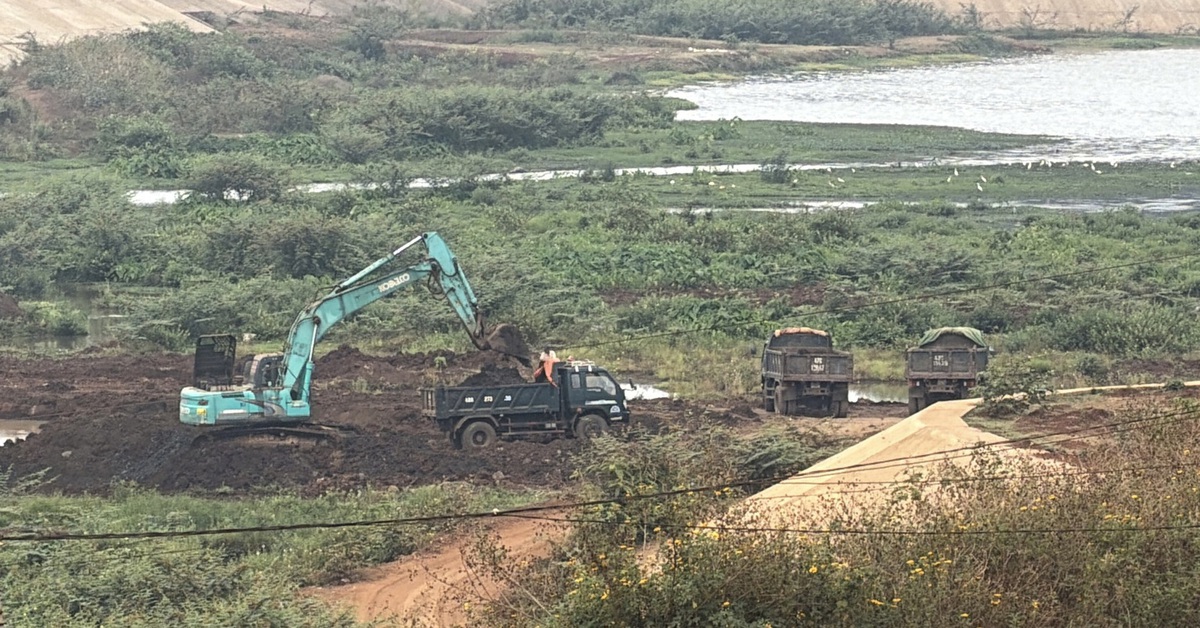 Rầm rộ múc đất lòng hồ thủy lợi, chở đi bán khắp nơi