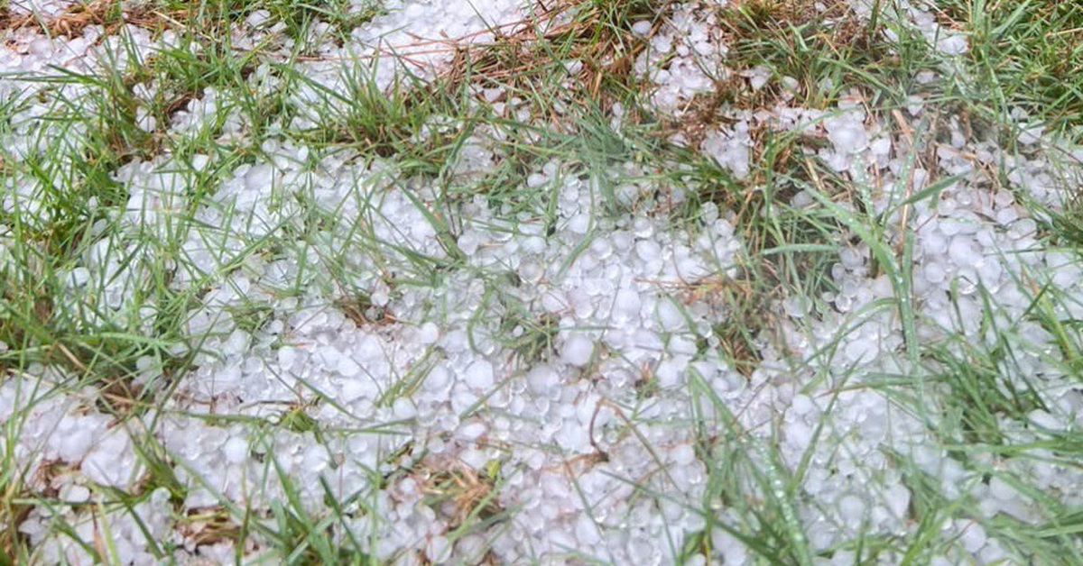 Mưa đá giội xuống Tu Mơ Rông, người dân không dám ra ngoài