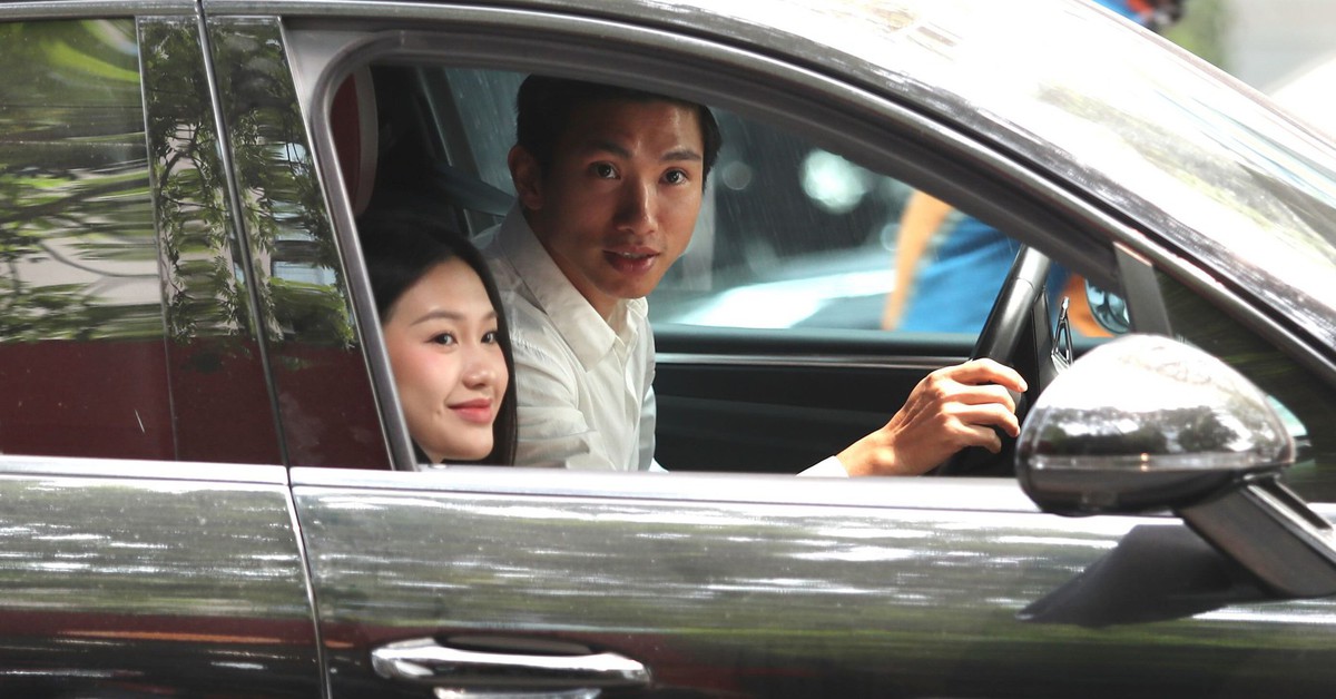 Văn Hậu lái Porsche đưa vợ cùng đi gia hạn hợp đồng với câu lạc bộ Công An Hà Nội