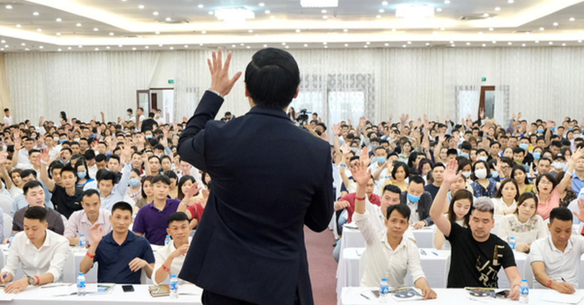 Hé lộ thu nhập của nhân viên công ty chuyên bán khóa học làm giàu