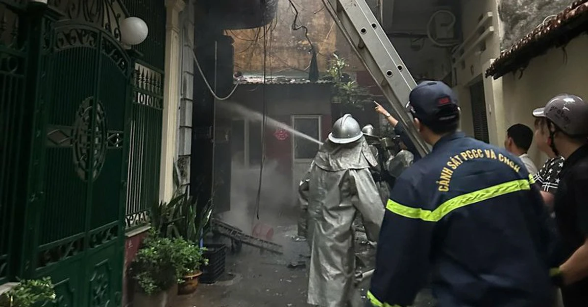 Cháy nhà trong ngõ sâu Hà Nội, 1 người đi cấp cứu