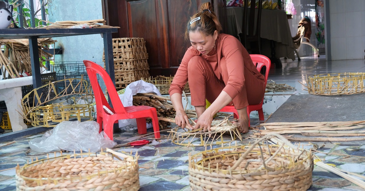 Tận dụng lục bình mọc hoang, chị em Đồng Tháp thêm thu nhập từ nghề đan lát