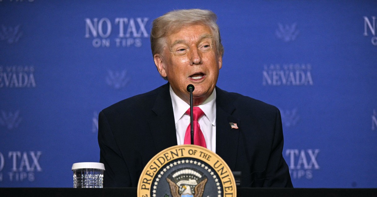 Ông Trump tuyên bố Eo biển Hormuz đã 'hoàn toàn mở cửa'