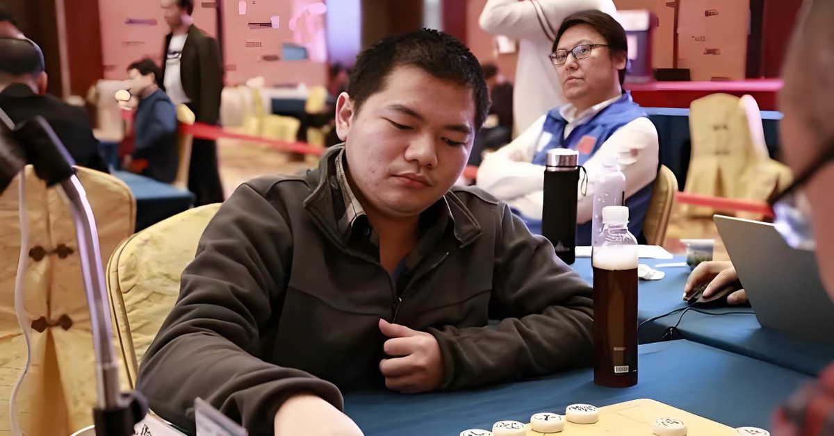 'Kỳ thủ xe lăn' thắng sốc nhà vô địch cờ tướng thế giới