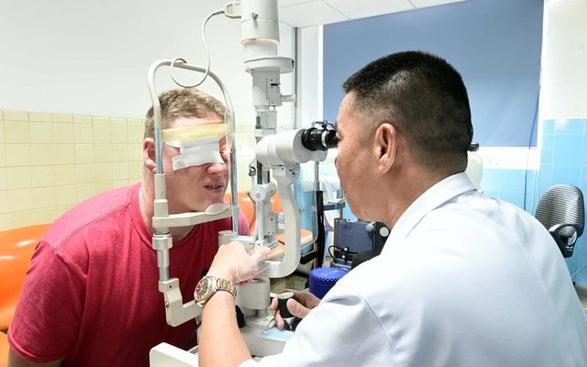 Đầu bếp Mỹ vượt nửa vòng Trái đất đến Quảng Trị thay thủy tinh thể