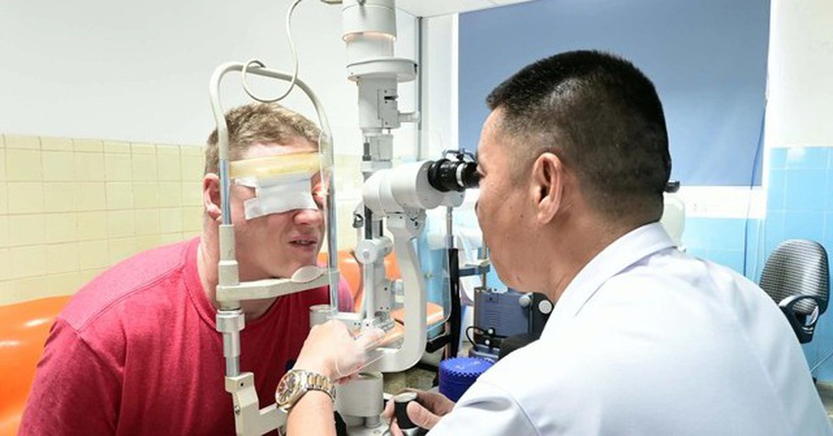 Đầu bếp Mỹ vượt nửa vòng Trái đất đến Quảng Trị thay thủy tinh thể