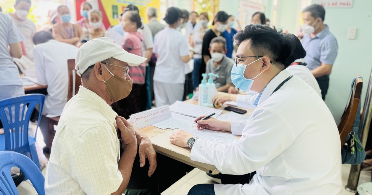 Hơn 100 bệnh viện ở TP.HCM về trạm y tế khám sức khỏe miễn phí, người dân hào hứng xếp hàng từ sớm