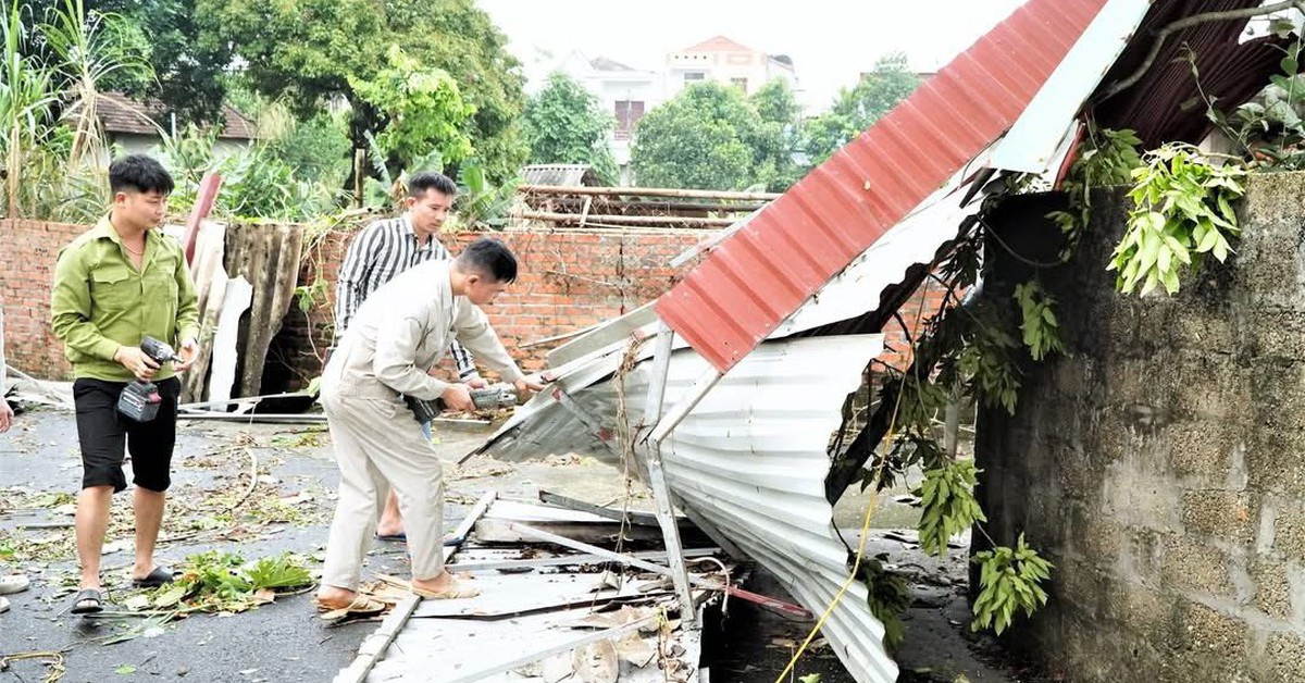 Lốc xoáy ở Phú Thọ làm 1 người bị thương, cây đổ trong cơn dông ở Thái Nguyên làm 1 người chết