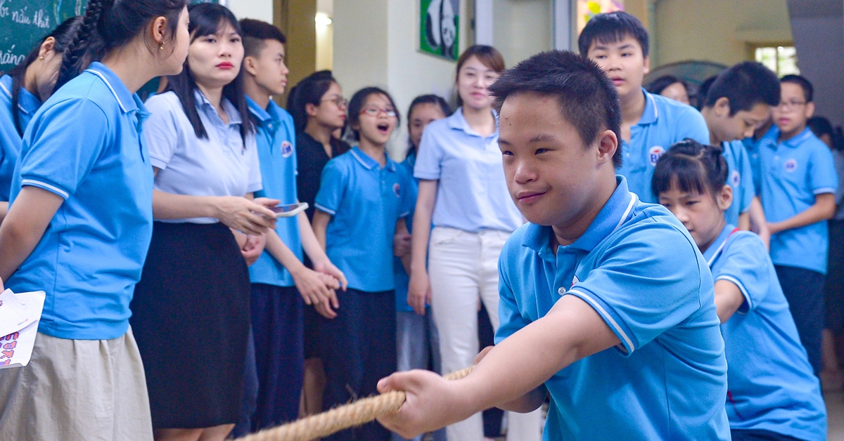 Học sinh khuyết tật hào hứng kéo co, nhảy bao bố