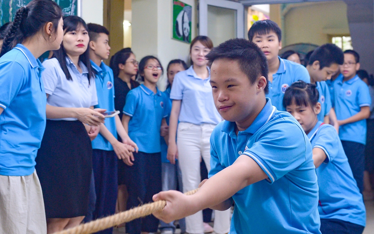 Học sinh khuyết tật hào hứng kéo co, nhảy bao bố