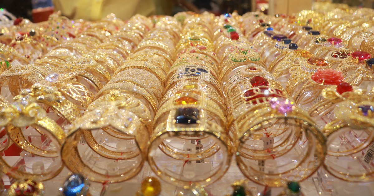 Giá vàng bật tăng mạnh sau khi ông Trump tuyên bố eo biển Hormuz 'hoàn toàn mở cửa'