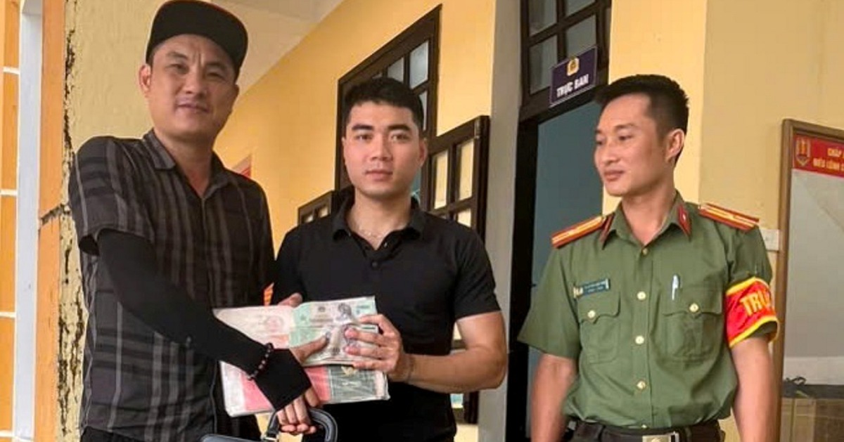 Phát hiện cặp chứa 350 triệu đồng đánh rơi, thanh niên đến công an nhờ tìm người mất
