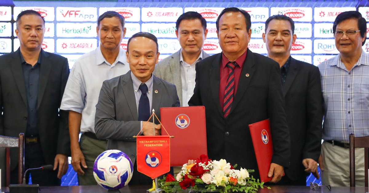 VFF ký kết, ra mắt tân HLV trưởng tuyển nữ Việt Nam Hoàng Văn Phúc