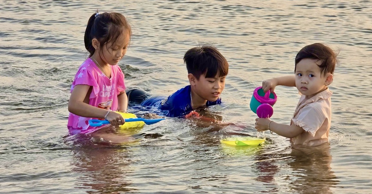'Bãi biển trên núi' hấp dẫn người dân và du khách