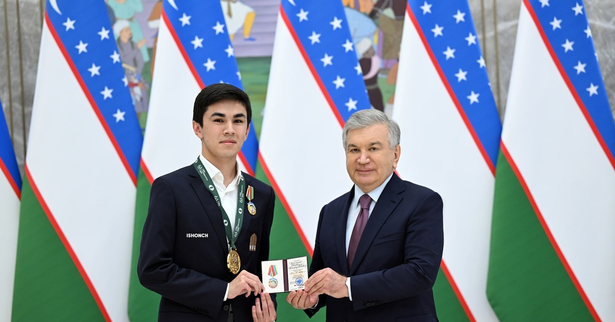 Kỳ thủ 20 tuổi Sindarov nhận huân chương danh giá từ tổng thống Uzbekistan