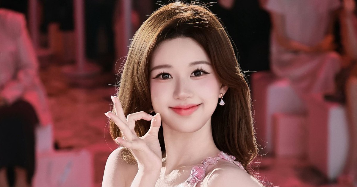 Triệu Lộ Tư mặc đầm đính 350 cánh hoa của Phan Huy