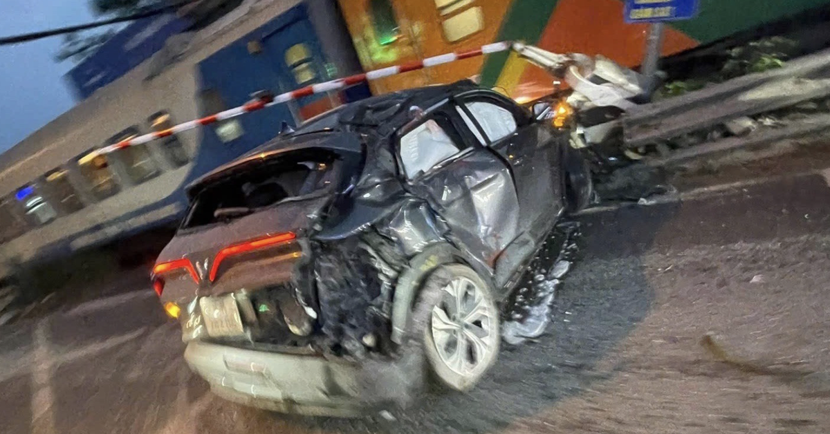 Ô tô bị tàu hỏa tông biến dạng, nam tài xế bỏ xe tháo chạy