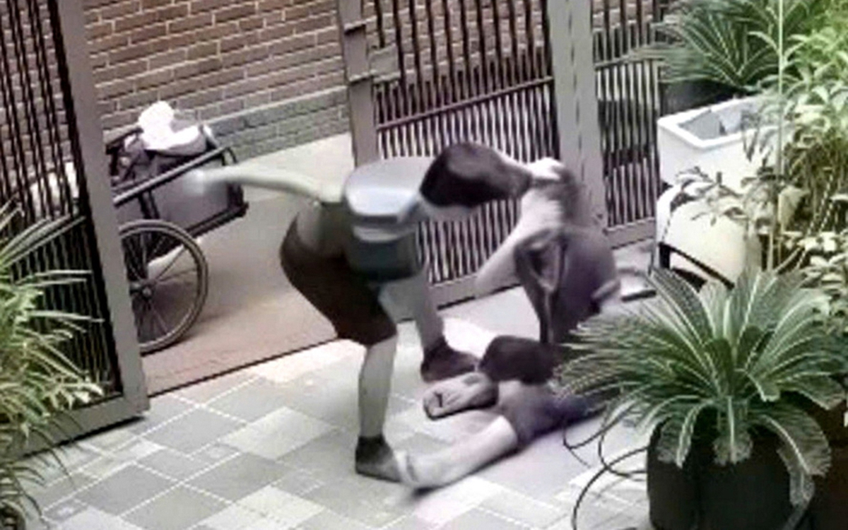 Con xin ba, ba tha cho mẹ!