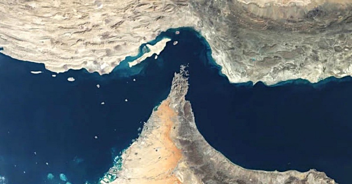 IRGC công bố điều kiện qua eo biển Hormuz, trái tuyên bố ‘mở hoàn toàn’ của Ngoại trưởng Iran