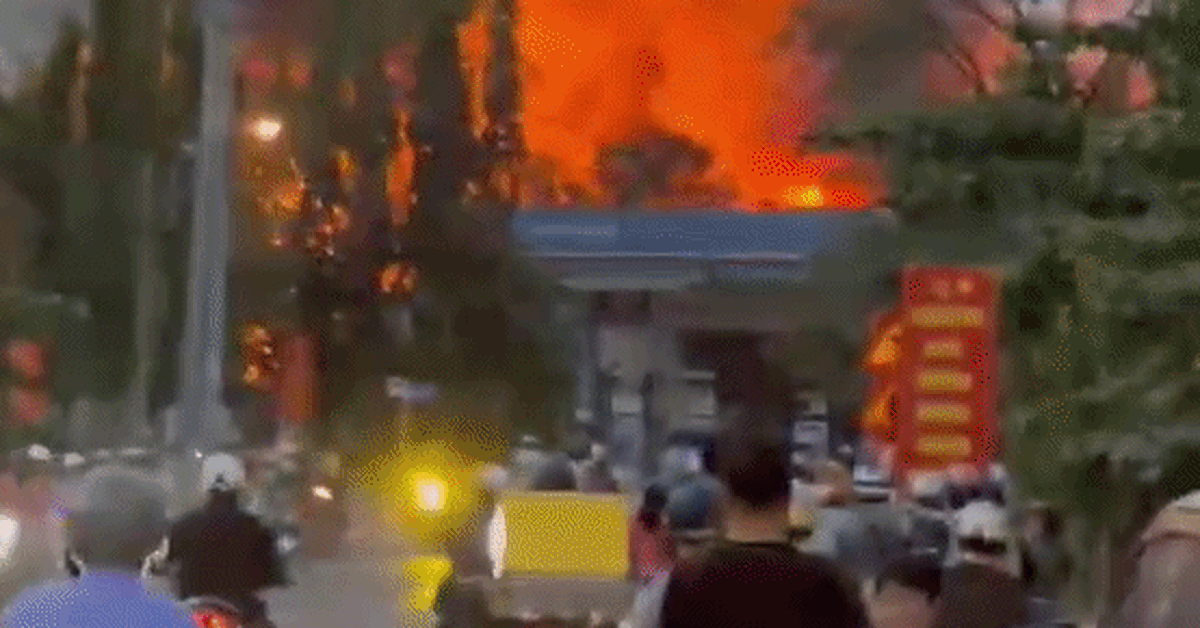 Xưởng sản xuất nhựa gần cây xăng, ki ốt bốc cháy ngùn ngụt