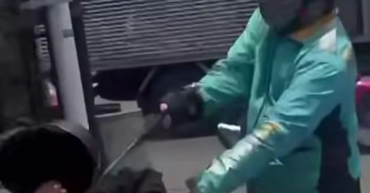 Xác minh clip tài xế xe ôm công nghệ cầm 'gậy 3 khúc' đánh người đi đường