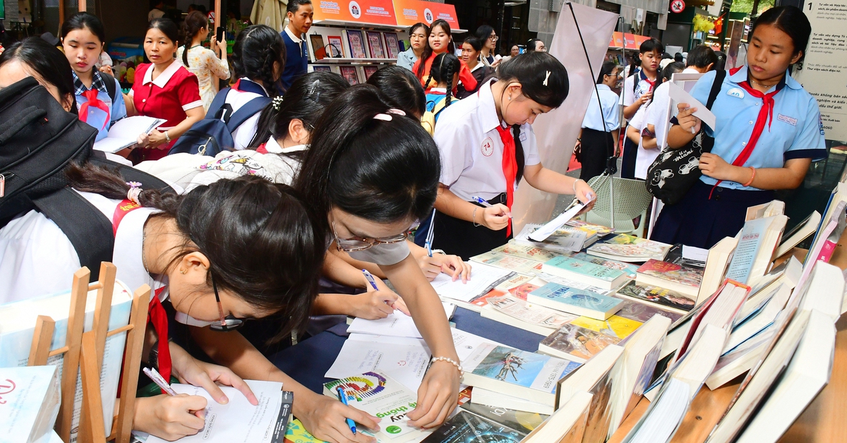 'Du hành 16 vương quốc sách', học sinh TP.HCM dự hội thi 'Lớn lên cùng sách'